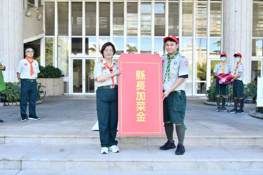 ▲彰化縣長王惠美授旗予代表團分營區副執行秘書賴良助校長,且頒發加菜金。 (彰化縣政府提供)