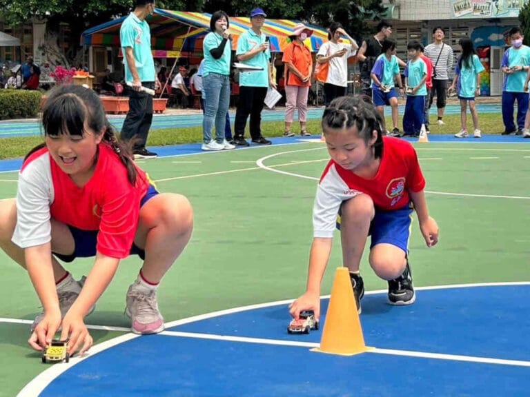 ▲大葉大學教文昌國小學童做太陽能車，小朋友開心試跑。（大葉大學提供）