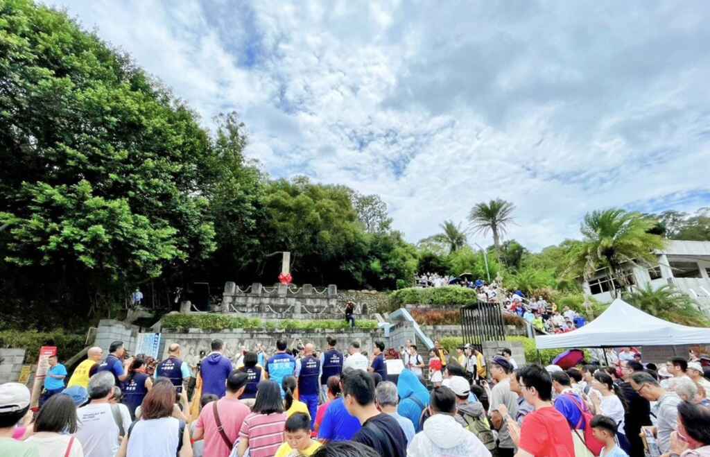 ▲鐵砧山劍井取午時水祈福人潮。(記者張學宜翻攝)