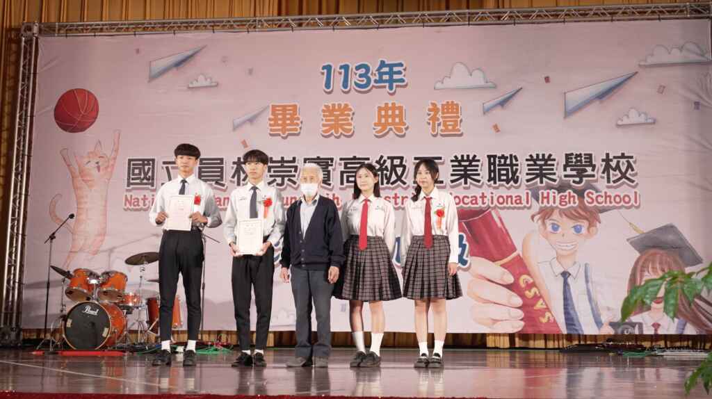 ▲高齡92歲的趙德修爺爺與畢業生得獎者合影。(彰化生活美學館提供)