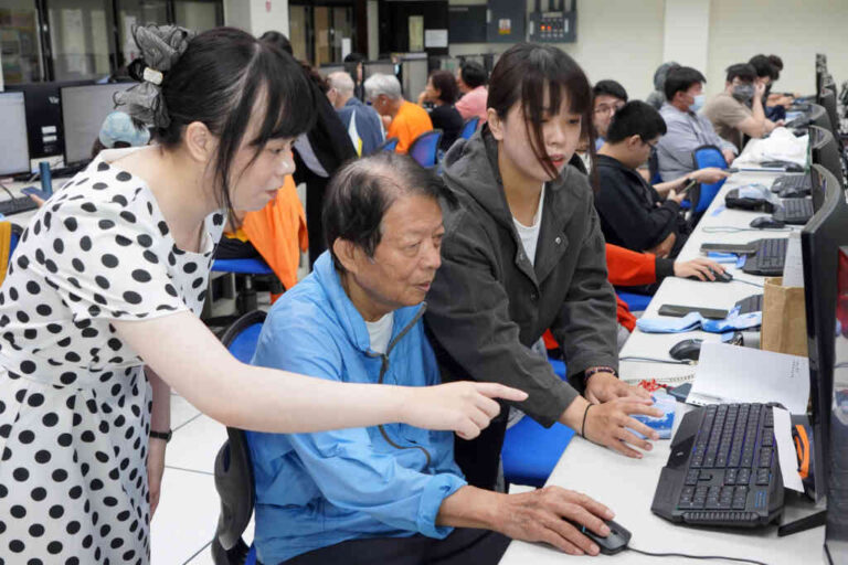 ▲大葉大學資管系陳縣綉老師(左)帶領學生教樂齡大學阿公阿媽操作軟體。（大葉大學提供）