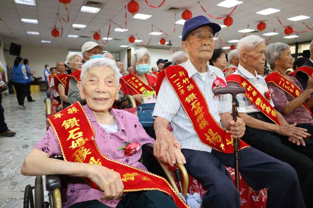 百歲人瑞楊木火與妻子楊甘錦宜結縭79年，活動現場輕握妻子的手，氣氛溫馨動人。