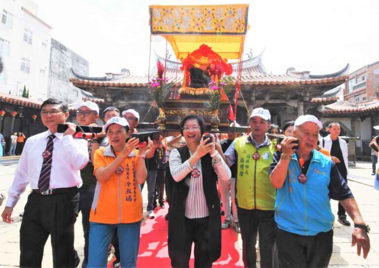 ▲全國唯一，2024鹿港慶端陽龍王祭今天登場，以「神龍龖龘」作為龍王祭主題，於鹿港龍山寺恭請「龍王尊神」起駕。（彰化縣政府提供）