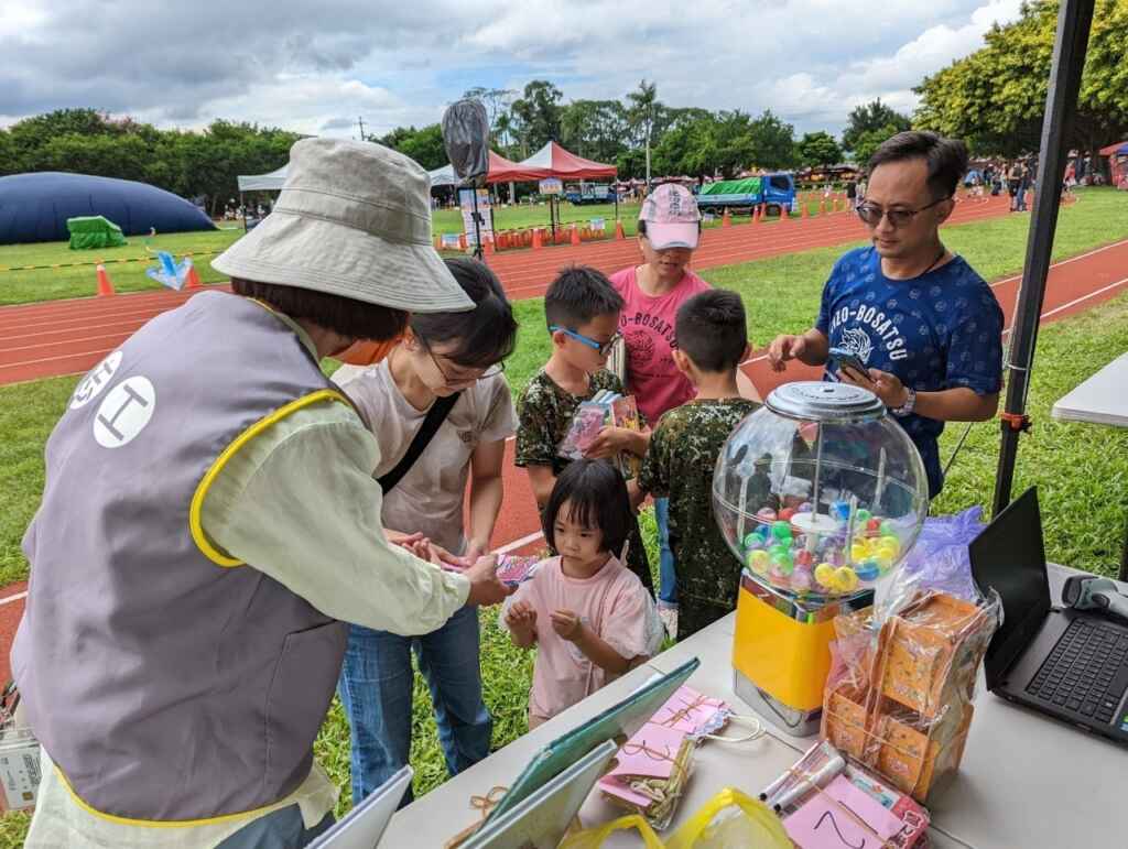 ▲石岡圖書車將駐點土牛運動公園,邀民眾和熱氣球翱翔天空,享受閱讀樂趣。(台中市文化局提供)