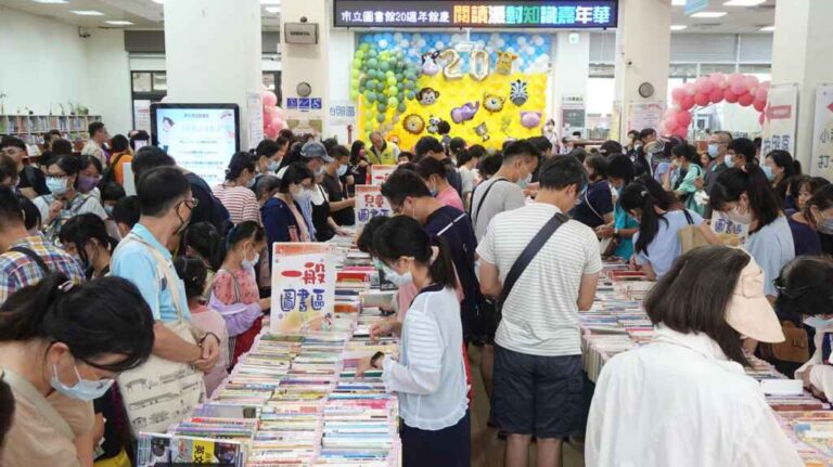 ▲慶祝彰化市立圖書館20週年館慶系列活動之一的好書交換活動擠滿了愛書人潮。（記者林明佑攝）