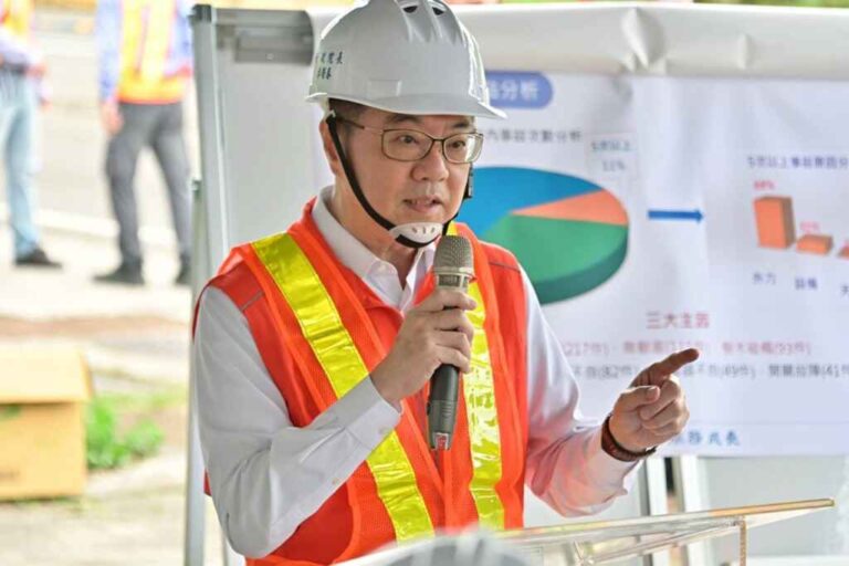 ▲關心桃園供電穩定措施，行政院長卓榮泰日前往桃園市視察「台電公司桃園區處穩定供電作業」，希望大家持續為全臺供電穩定努力。（新傳處提供）