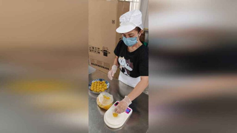 ▲小夢於家中自行研發製作烘焙食品。（中彰投分署提供）