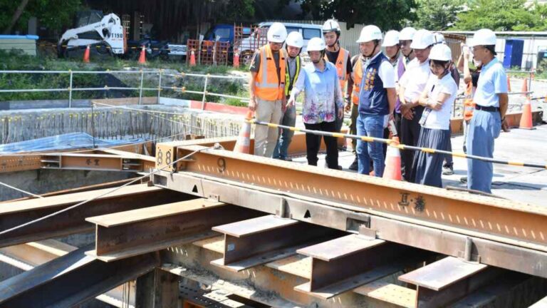 ▲彰化縣長王惠美關心鹿港洛津國小地下停車場兼蓄洪池工程進度，今天上午前往視察，由縣府工務處進行簡報，簡報說明目前進度超前4.6%，預計在114年3月完工。（彰化縣政府提供）