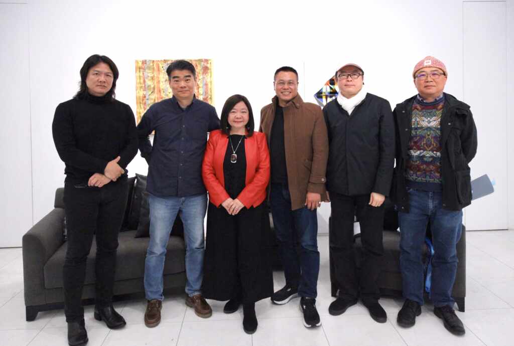 ▲ 臺灣藝術大學校長陳志誠、大象藝術空間館創辦人鍾經新、座談與談人和藝術家合影。(大象藝術空間館提供)