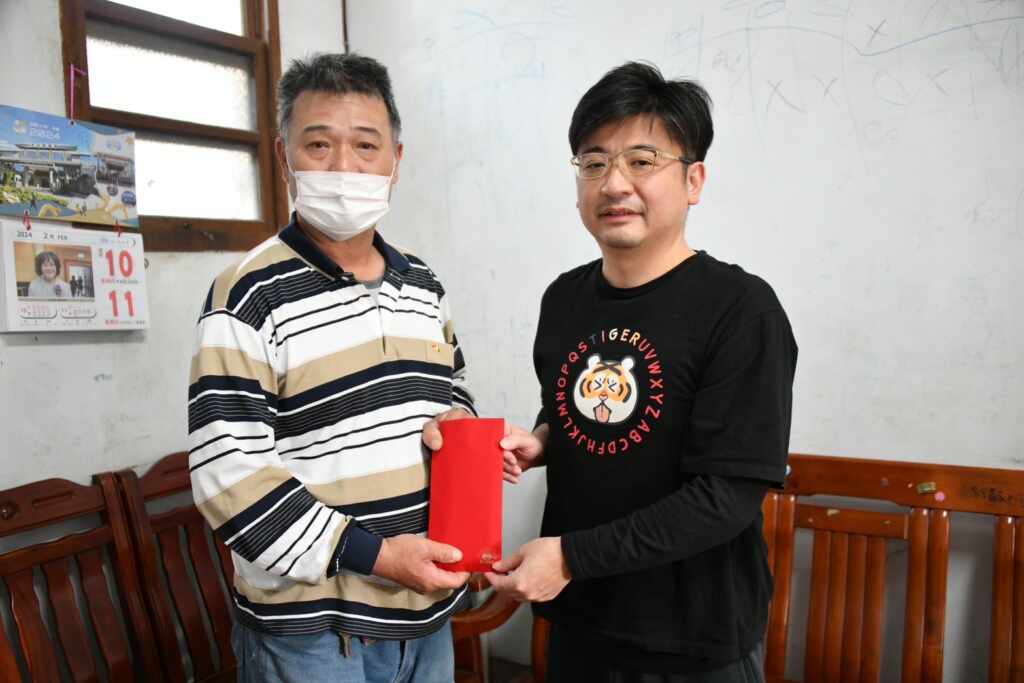 ▲謝典林議長轉贈10萬元善款。(彰化縣議會提供)