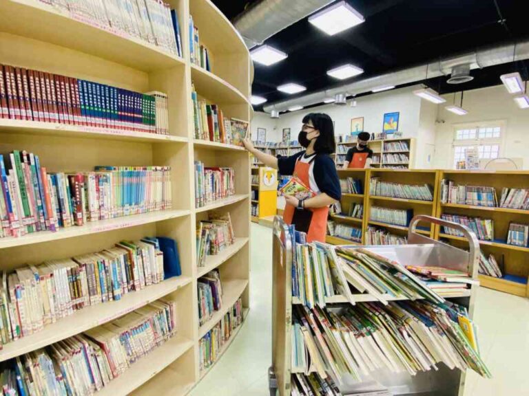 ▲志工服務內容包含圖書流通、導覽指引、閱讀推廣、讀者服務、圖書加工等。（新竹縣政府提供）