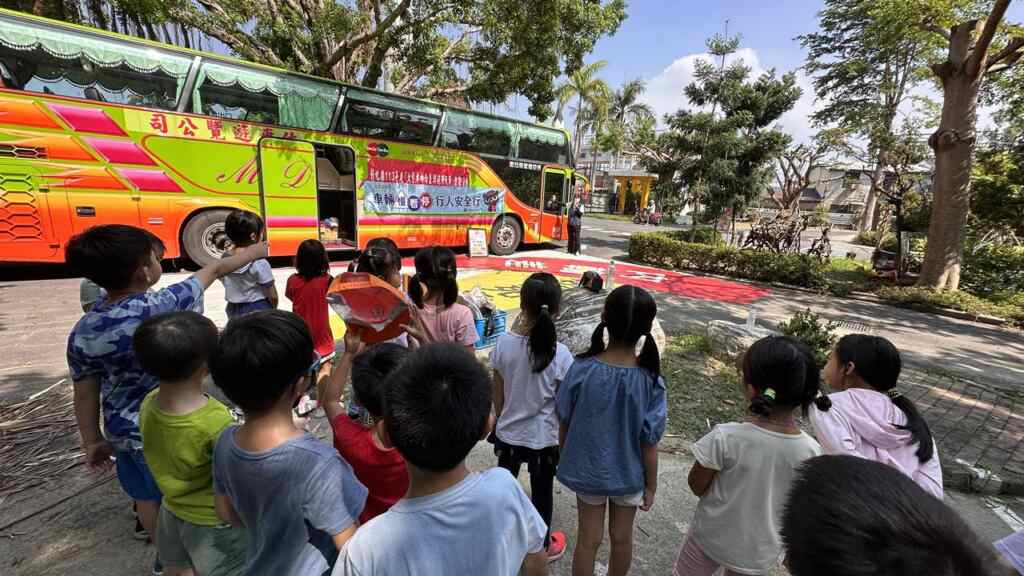 ▲彰化監理站講師特地帶來遊覽車，透過交通安全體驗讓學童更加了解內輪差的危險，未來會更注意行人安全守則。（記者林明佑翻攝）