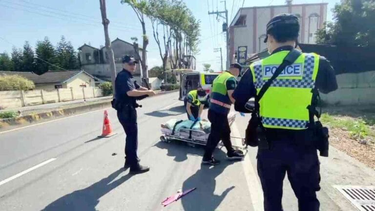 ▲同向行駛機車與汽車擦撞，造成18歲許姓男機車騎士腹部及肢體擦傷，沒有生命危險，由救護車送往卓醫院救治。（記者林明佑翻攝）