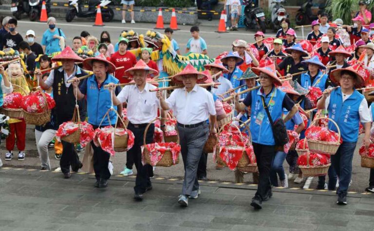 ▲「義魄千秋-2024全國義民祭在新竹縣」啟動儀式，由石光祭典區各里里民，以《擔擔相傳．代代傳》創意方式挑擔進場。（新竹縣政府提供）