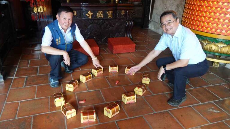 ▲芬園寶藏寺驚現「立筊」神蹟，信眾一擲直接定住極其罕見，寶藏寺總幹事吳明蒼表示，這是他在服務期間首次見到，是否代表著神明的特殊指示或回應，這就不得而知。（記者林明佑攝）