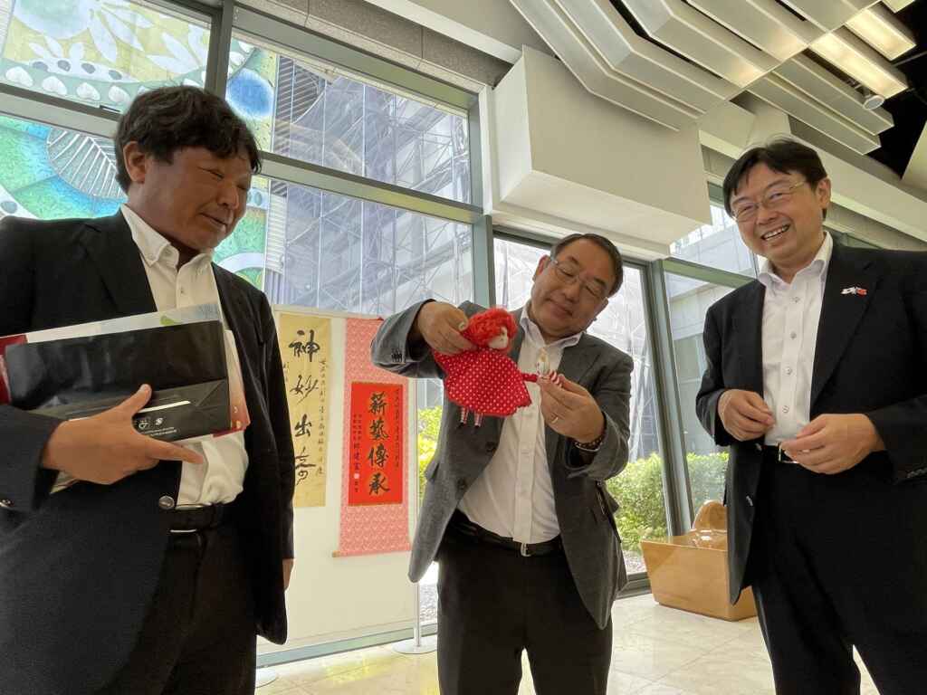 ▲埼玉縣日台親善協會淺野和生會長實際體驗操偶。(彰化縣文化局提供)