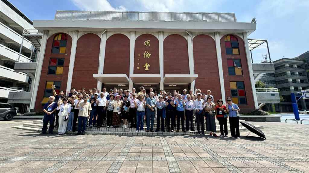 ▲明道中學五十週年同學會由校友賴進昌醫師擔任總召，精心策劃每個環節，讓校友們在校園中重溫舊日時光。（記者林明佑攝）