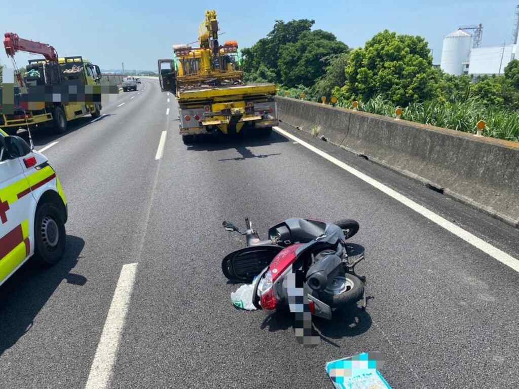 ▲機車誤闖國道1號頭份路段挨撞送醫，國道警方籲用路人遵守交通規則。（民眾提供）