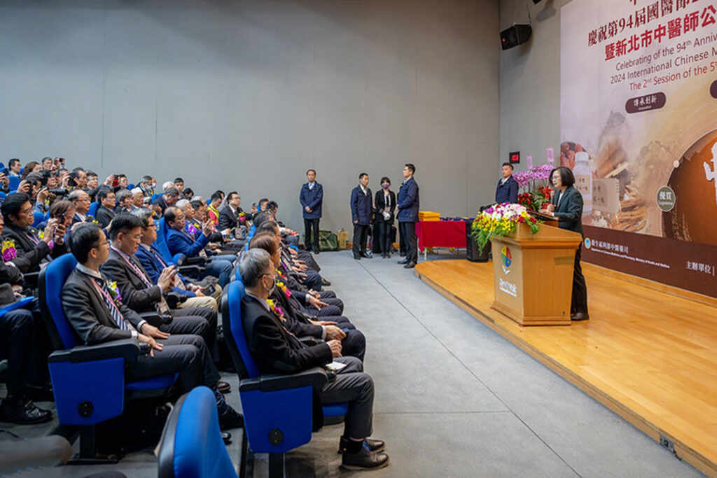 ▲蔡英文總統出席「中華民國中醫師公會全國聯合會慶祝第94屆國醫節2024國際中醫藥臨床學術大會」盼持續合作建構更完善服務。（總統府提供）