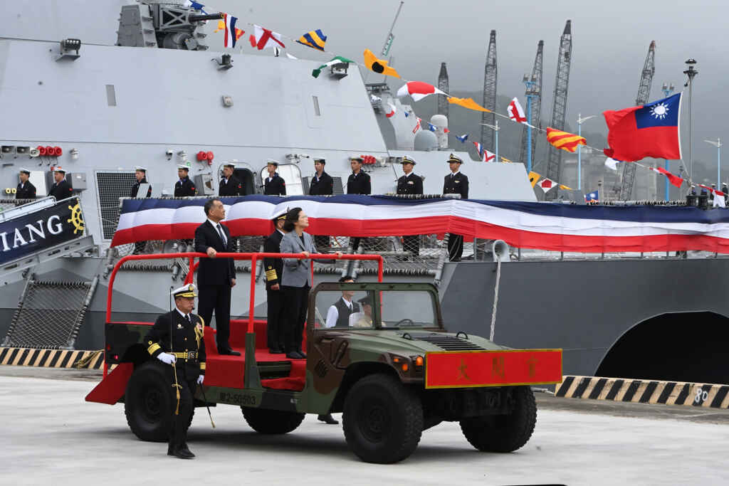 海軍艦艇安江、萬江軍艦交艦　蔡英文總統主持見證國艦國造