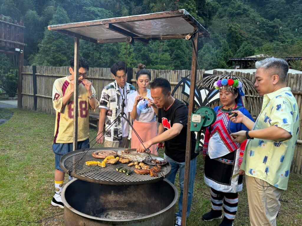 「娛樂超skr」遠赴來吉部落，體驗山豬DIY及品嘗鄒族圓盤烤肉。