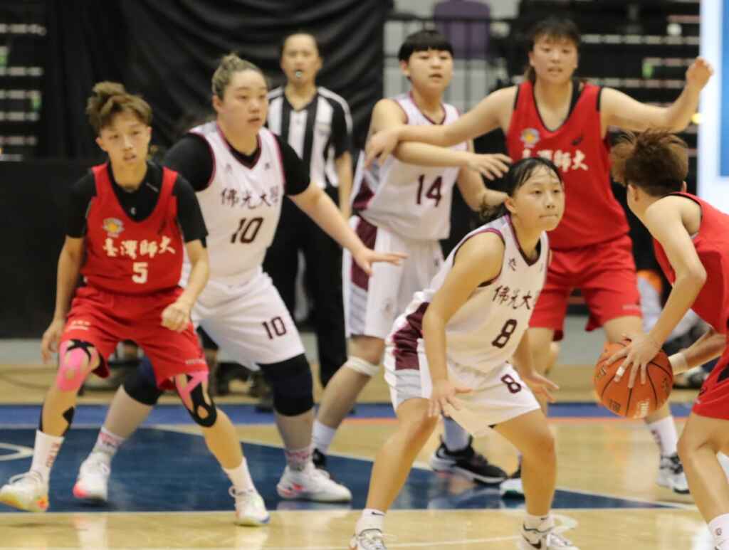 佛光大學射手梁瑜玲(白球衣8號)參加選秀會，身高僅有155公分，創史上最矮紀錄。 (記者金羅拉攝影)