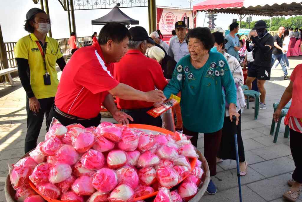 ▲松柏嶺受天宮慶祝玄天上帝得道紀念、斗姥元君、中壇元帥聖誕與重陽節，發放壽桃及長壽麵線。（記者林明佑翻攝）