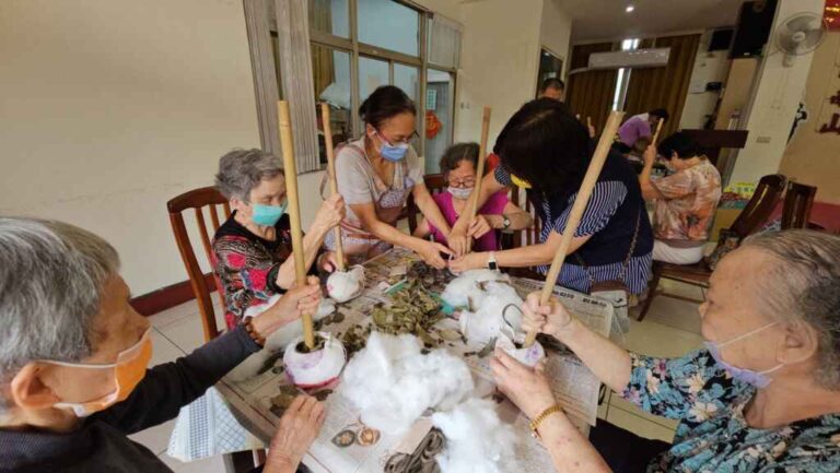 ▲彰化榮家住民手作香草敲打棒，體驗芳香療癒樂趣。（彰化榮家提供）