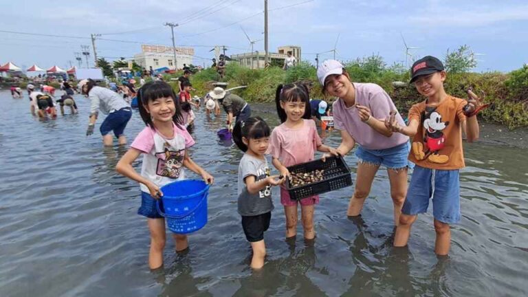 ▲彰化寶貝文蛤節暨海陸雙寶產業活動在芳苑鄉漢寶休閒農場斜對面熱鬧開幕，讓民眾體驗撒放養殖文蛤的樂趣，享受「摸蛤仔兼洗褲」的悠閒時光。（彰化縣養殖協會提供）