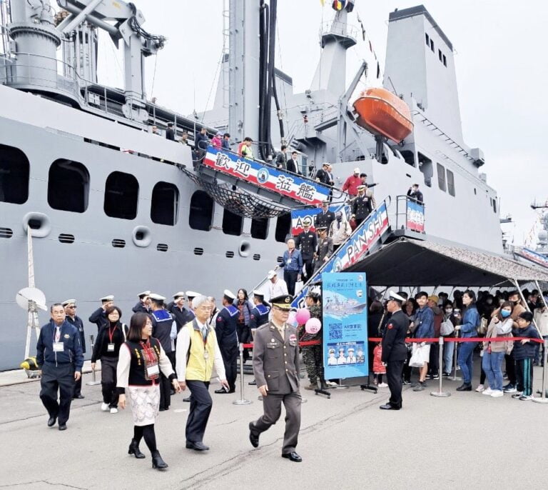 ▲台南市攜手海軍敦睦艦隊停，泊靠岸展期自9日起開始靠泊台灣7大港口，開放全國民眾登艦參觀，後續亦會有海外巡展，有助我國文化外交與友好邦交。（台南市原民會提供）