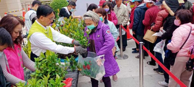 ▲林世賢市長親切地逐一發苗木植栽給民眾。（彰化市公所提供）