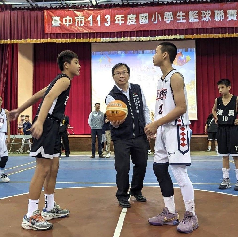 ▲中市教育局主任秘書郭明洲開球。（台中市政府提供）