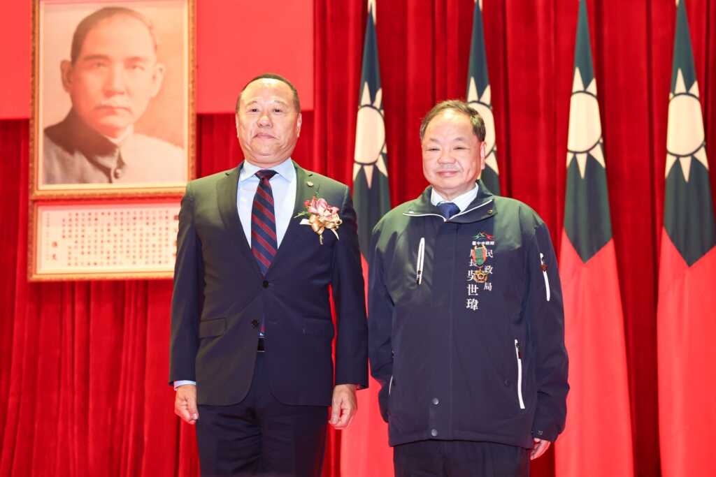 ▲中市民政局長吳世瑋（右）榮獲國防部《一星寶星》獎章殊榮。（台中市政府提供）