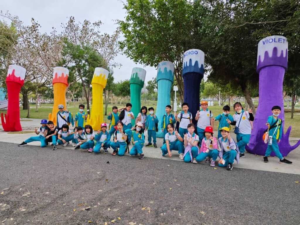 ▲孩子們開心的說認識花燈上面的英文單字-。（台中市政府提供）