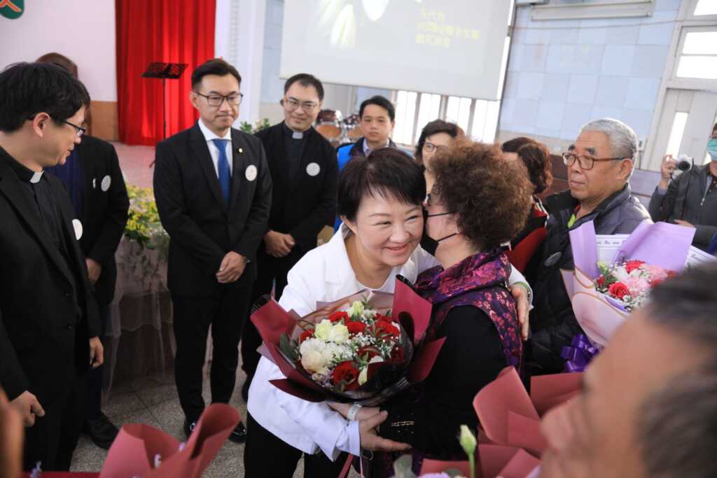 ▲市長盧秀燕為受難者與家屬祝禱並獻花致敬。（台中市政府提供）