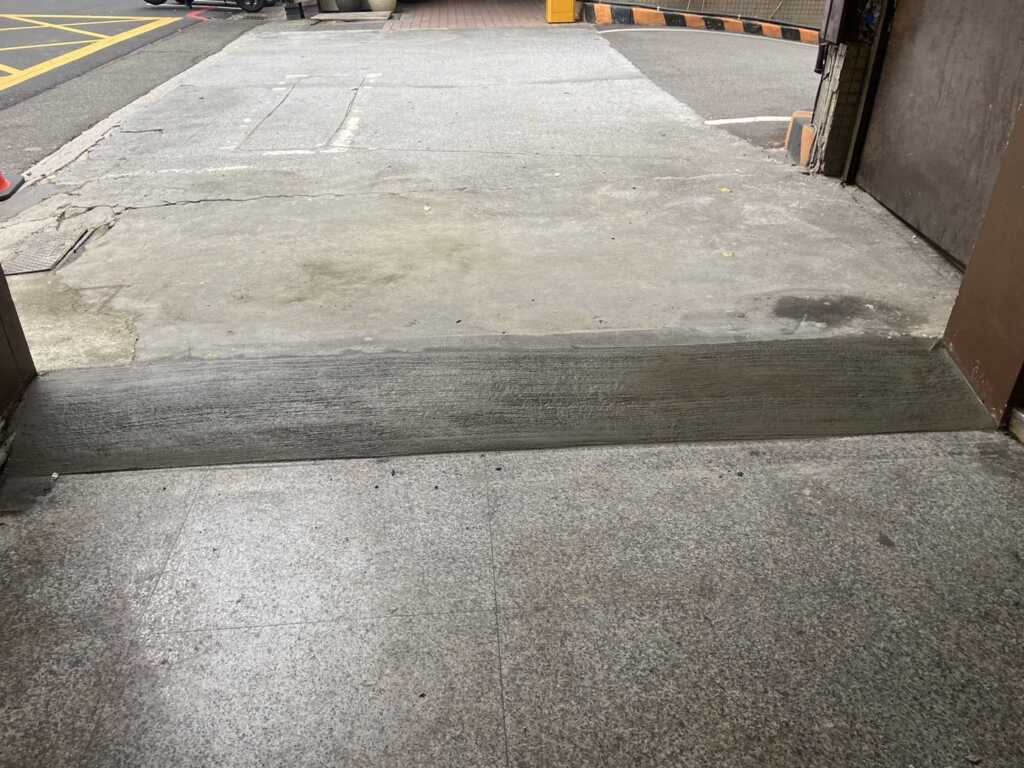 ▲騎樓高差改善後，經斜坡改善齊平。（台中市政府提供）