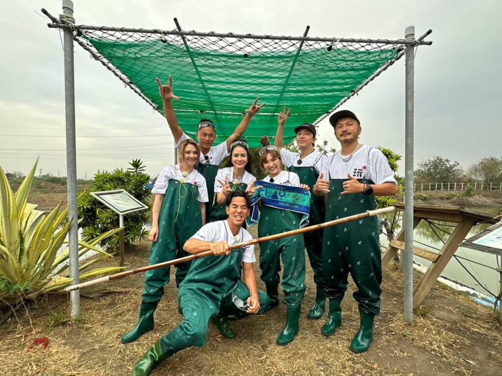 ▲前為柯有倫左起郭靜、彭小刀、雷艾美、何美、坤達、KID。（好看娛樂提供）
