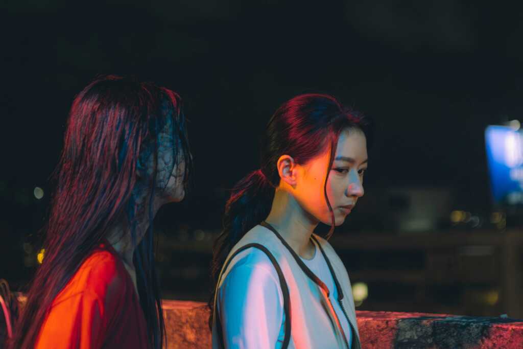 ▲陳妤在《鬼天廈》詮釋有乩身體質的「通靈少女」，將與大廈內的猛鬼們面對面。（華映娛樂提供）