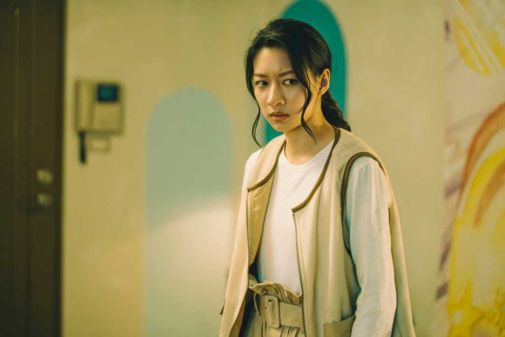 ▲陳妤在《鬼天廈》詮釋有乩身體質的「通靈少女」，開拍前特別跟老師學習道家作法的結手印跟咒語念法。（華映娛樂提供）